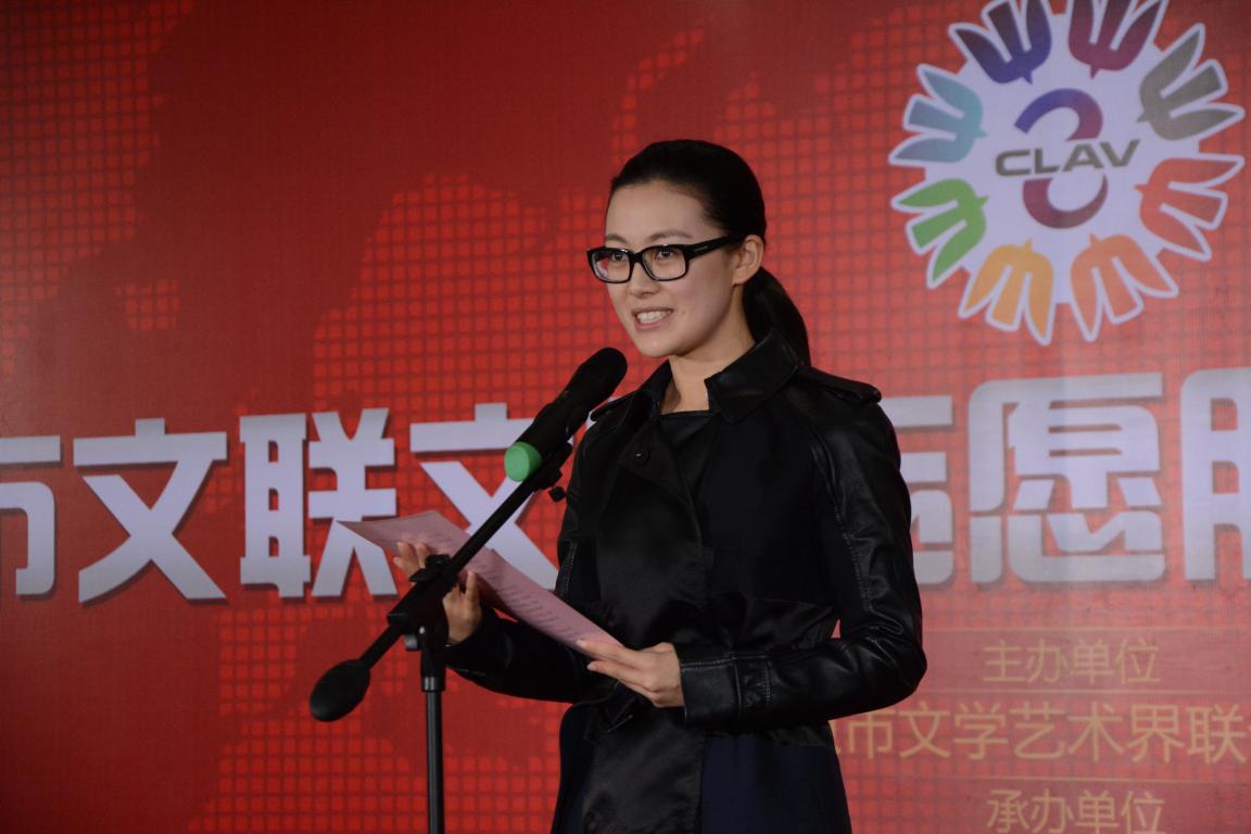文艺志愿者代表、海政文工团歌唱演员常思思宣读倡议书.jpg 文艺志愿者代表、海政文工团歌唱演员常思思宣读倡议书.jpg