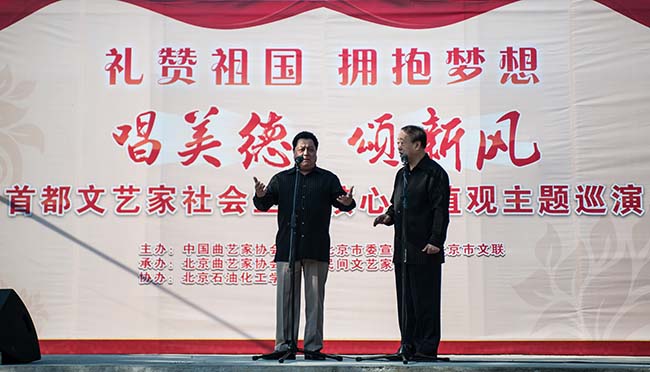 李金斗、李建华表演相声《欢歌笑语》 李金斗、李建华表演相声《欢歌笑语》