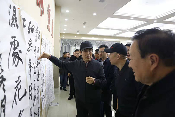 中国书协“文化进万家”文艺志愿服务小分队为当地书法爱好者的作品进行点评指导 中国书协“文化进万家”文艺志愿服务小分队为当地书法爱好者的作品进行点评指导