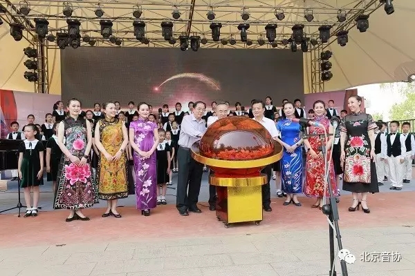 与会领导按下开幕式启动球.jpg 与会领导按下开幕式启动球.jpg