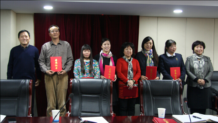 徐坤、王升山为二等奖获得者颁发证书 徐坤、王升山为二等奖获得者颁发证书