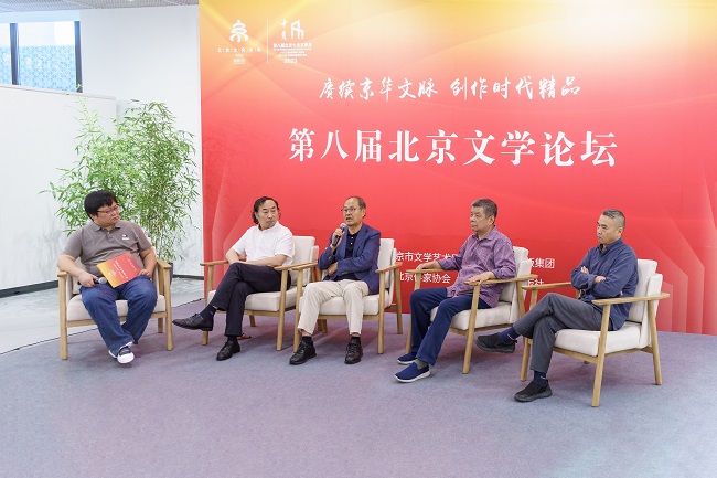 第一场主持人丛治辰(左一)、张清华(左二)、孟繁华(左三)、解玺璋(左四)、宁肯(左五) 第一场主持人丛治辰(左一)、张清华(左二)、孟繁华(左三)、解玺璋(左四)、宁肯(左五)