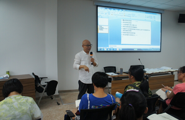 认真聆听张柠教授的《小说创作》课程