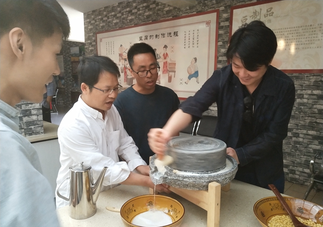 学员体验豆腐工艺 学员体验豆腐工艺