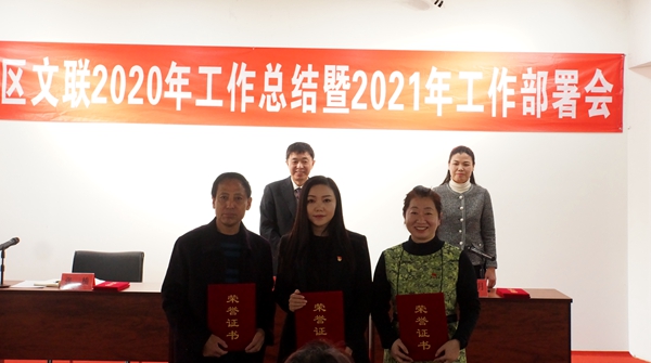 插图4:宣传工作先进集体代表上台领奖 插图4:宣传工作先进集体代表上台领奖