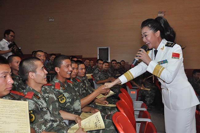 海政文工团的歌唱家与战士们交流起来没有一点障碍