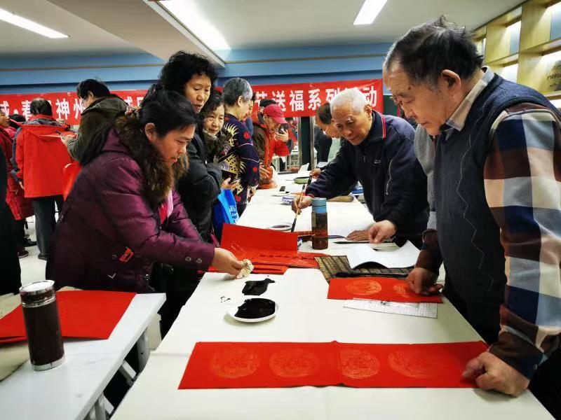 西城区文联的书法家们现场书写对联和福字 西城区文联的书法家们现场书写对联和福字