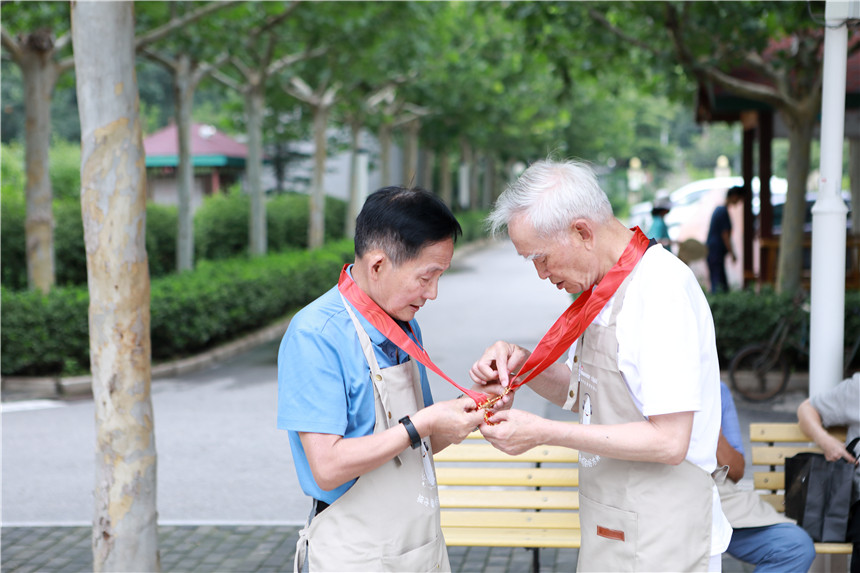 两位老兵欣赏胸前的纪念章 两位老兵欣赏胸前的纪念章