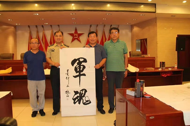 5-协会将书写的书法作品《军魂》赠予驻区部队 5-协会将书写的书法作品《军魂》赠予驻区部队