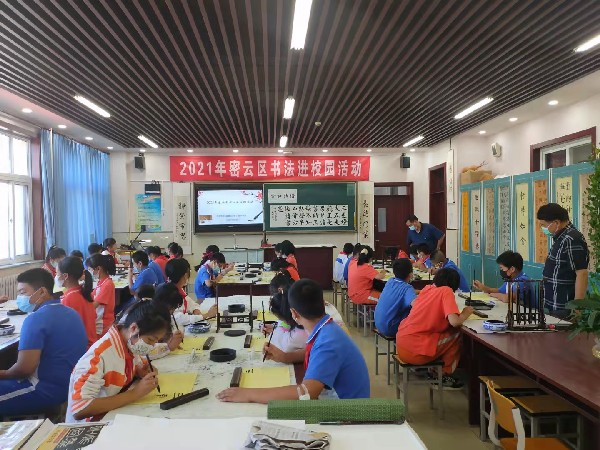 插图1:书法进校园活动 插图1:书法进校园活动