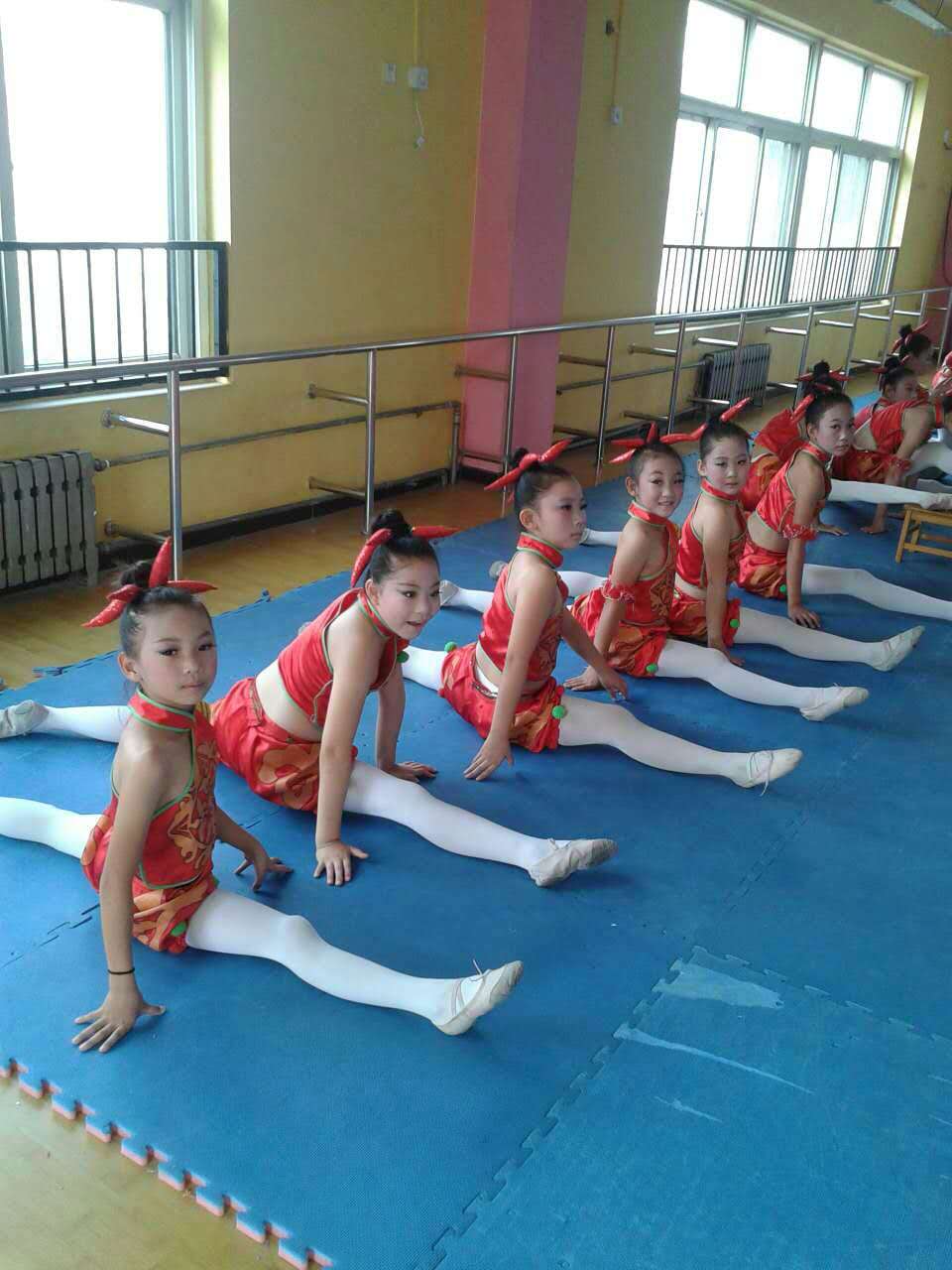 小演员刻苦训练