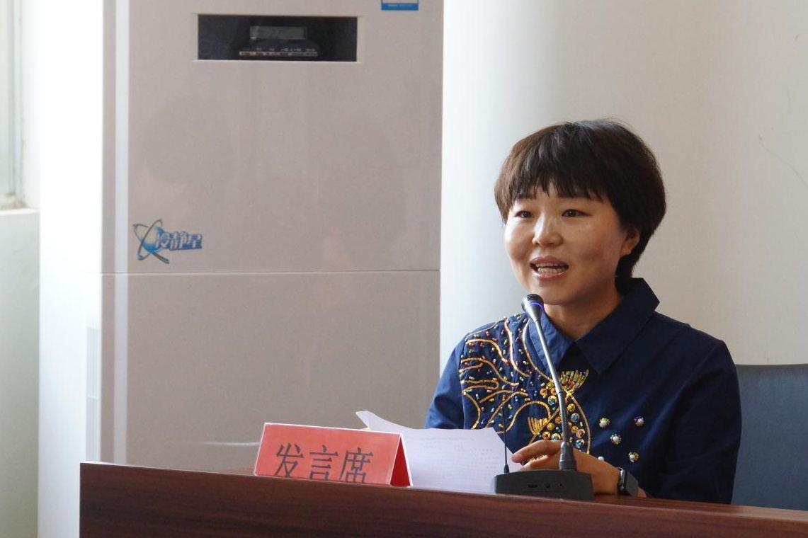 获赠单位代表古北口镇宣传部长于丽斯发言 获赠单位代表古北口镇宣传部长于丽斯发言