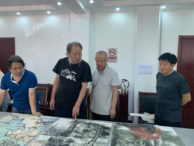 区美协主席姚宝良及秘书长李文勇和两位专家共同评审 区美协主席姚宝良及秘书长李文勇和两位专家共同评审