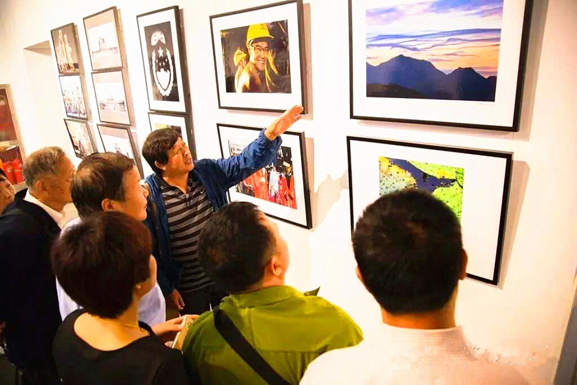 平谷区参展作者耿大鹏为爱好者现场讲解 平谷区参展作者耿大鹏为爱好者现场讲解