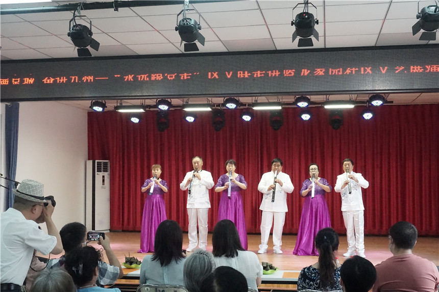 3-蓝龙家园电吹管队表演《红歌连奏》（王怡摄）&nbsp;