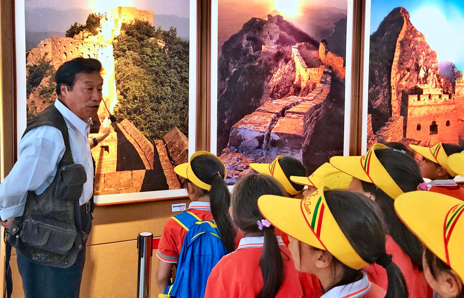 密云摄协主席李如升为观展学生讲解