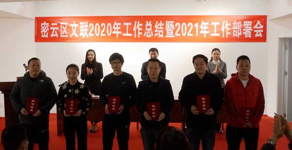 插图5:宣传工作先进个人上台领奖 插图5:宣传工作先进个人上台领奖