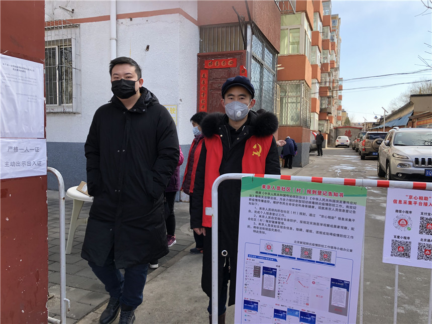 周奕男在社区门口执勤 周奕男在社区门口执勤