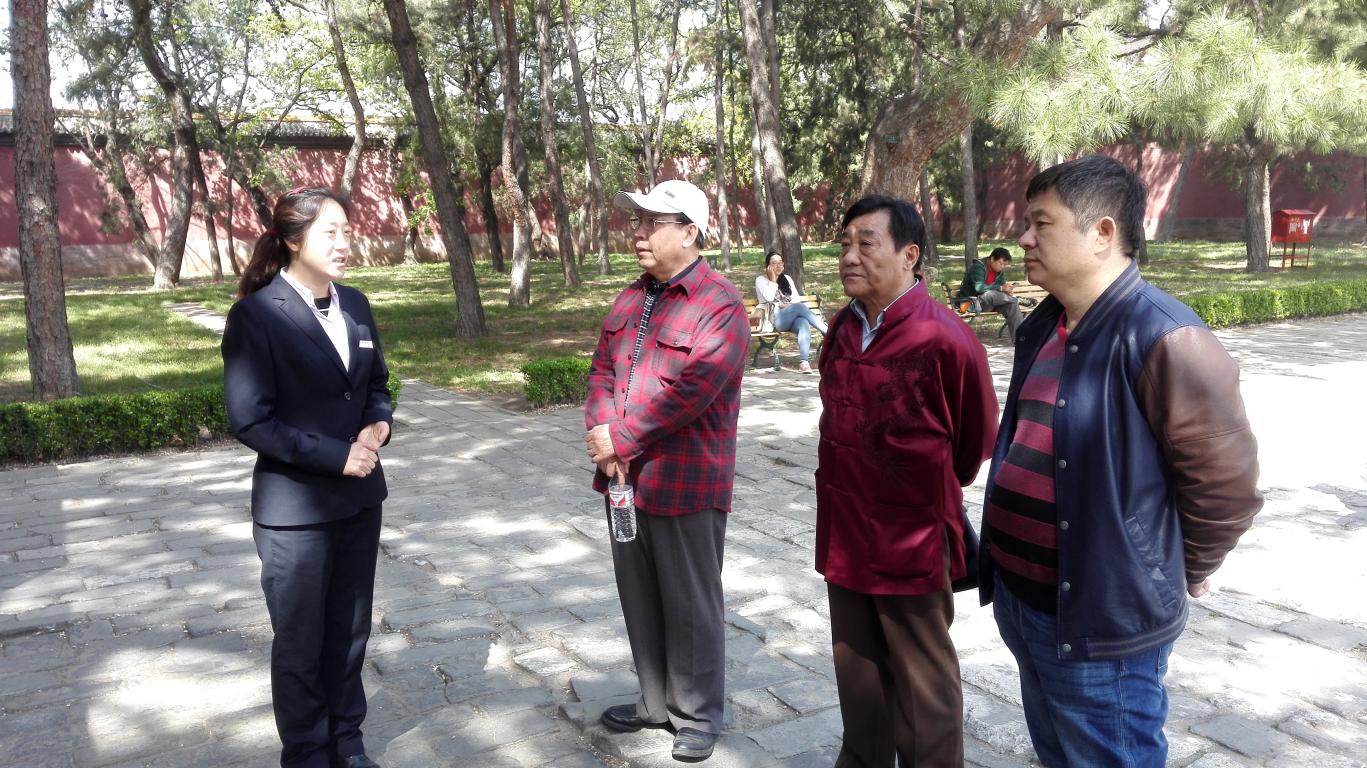 采风成员在昌平区定陵景区听取讲解.jpg 采风成员在昌平区定陵景区听取讲解.jpg