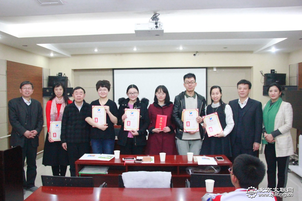 为获奖老师颁奖