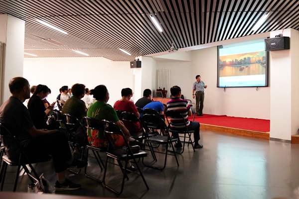 2、密云区摄影家协会主席李如升为会员及摄影爱好者作“每月摄影作品点评分析” 2、密云区摄影家协会主席李如升为会员及摄影爱好者作“每月摄影作品点评分析”