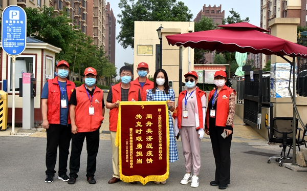 插图2:区文联全体值守干部与华远澜悦社区书记合影留念 区文联全体值守干部与华远澜悦社区书记合影留念