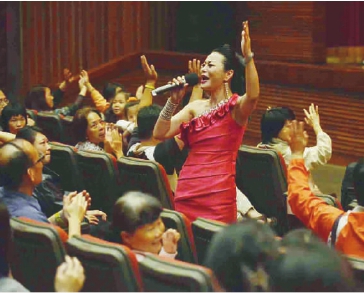 13 殷瑛与台下观众互动  王晓溪  摄 13 殷瑛与台下观众互动  王晓溪  摄