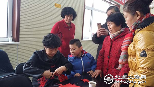 剪纸艺术家张凤琴为村民剪福送福 剪纸艺术家张凤琴为村民剪福送福