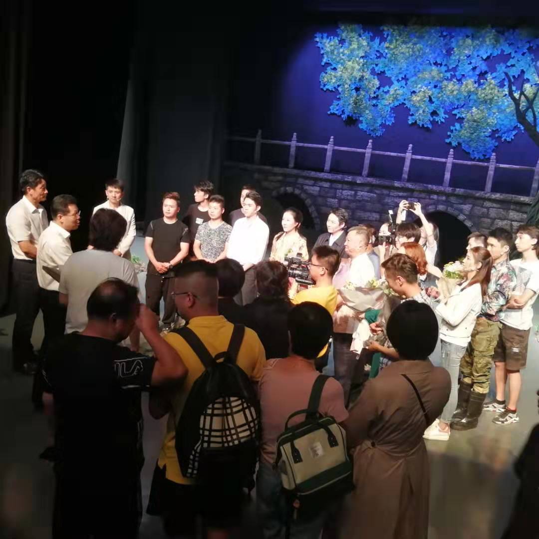 演出结束后召开现场研讨会（姜军摄）