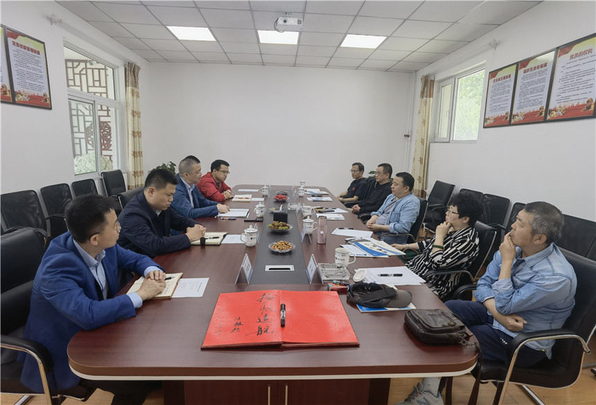 认真探讨合作意向