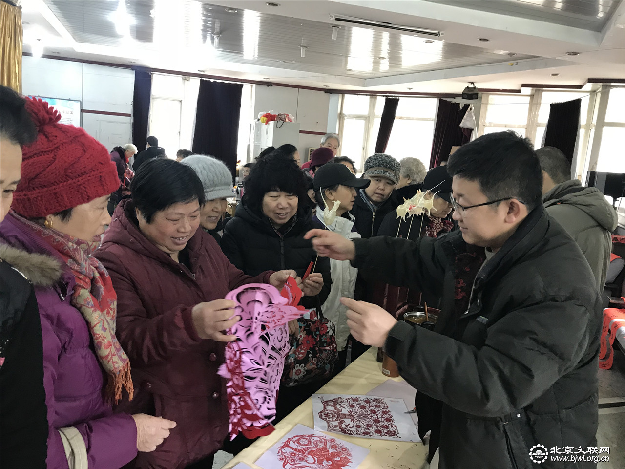 收到王磊老师剪制的窗花，居民高兴极了