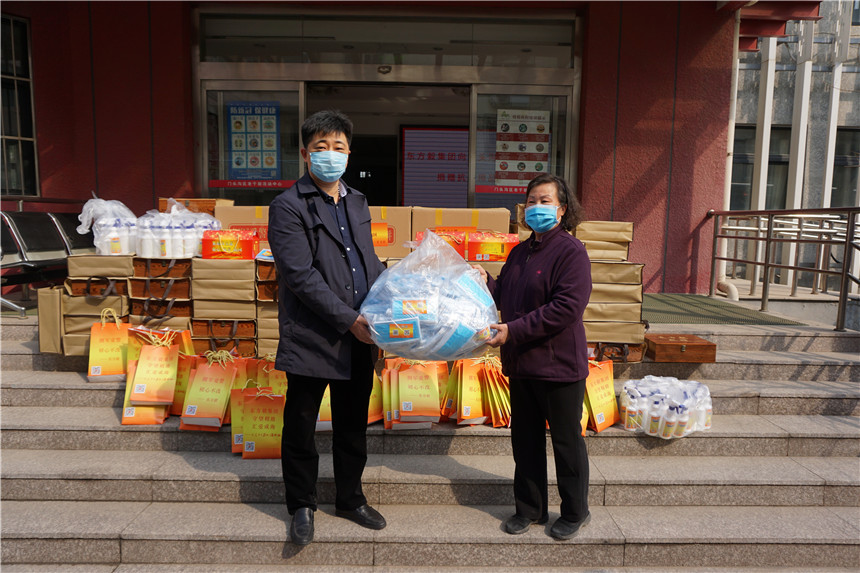 2-捐赠口罩（王魏摄）