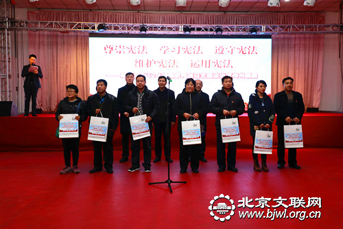 书画艺术家为人名群众送法制楹联作品