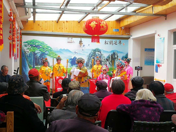 插图2:会员们演唱《金水桥》 插图2:会员们演唱《金水桥》