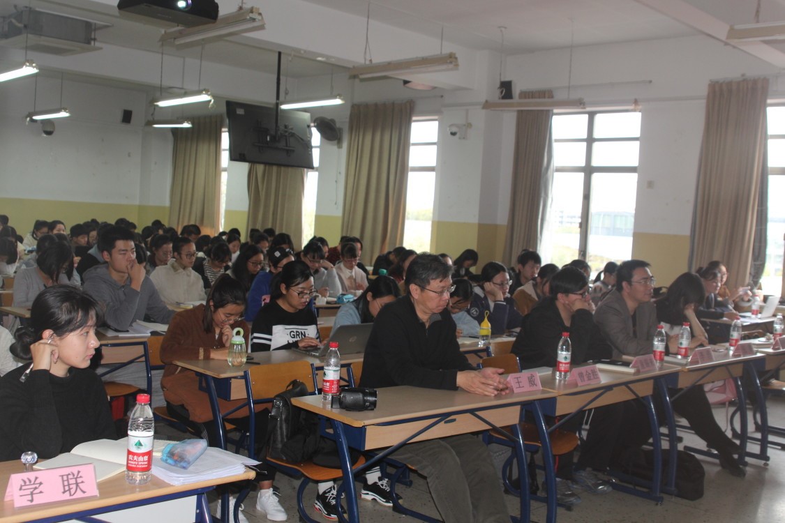 现场同学认真聆听