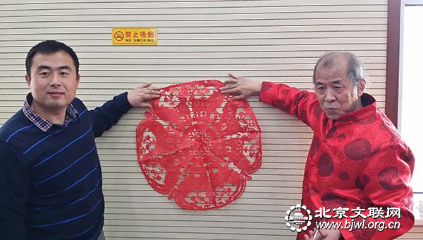 剪纸艺术家王俊林将现场剪制的窗花赠送给京旺家园社区 剪纸艺术家王俊林将现场剪制的窗花赠送给京旺家园社区