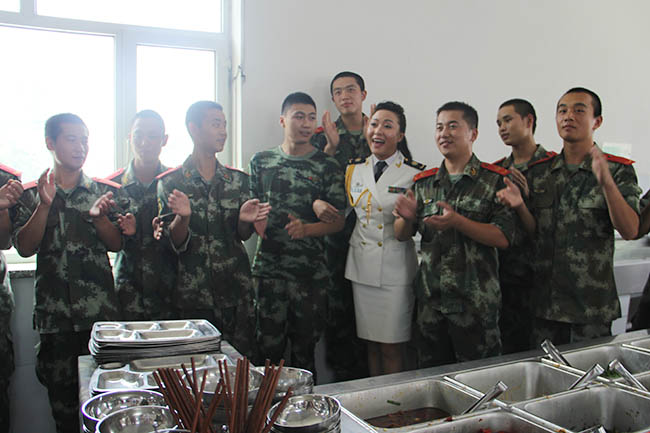 曾小燕为炊事班演唱《兵哥哥》 曾小燕为炊事班演唱《兵哥哥》