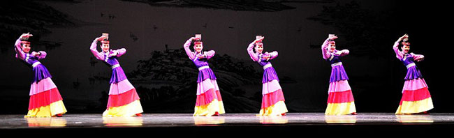 19 舞蹈《顶碗舞》副本.jpg