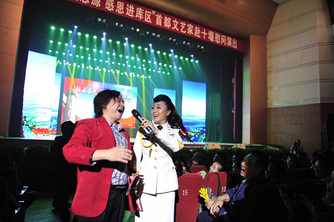 曾小燕与观众合唱《龙船调》将现场气氛推向高潮