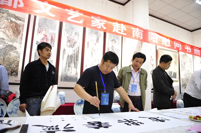 书法家张兆良周围吸引了许多书法爱好者