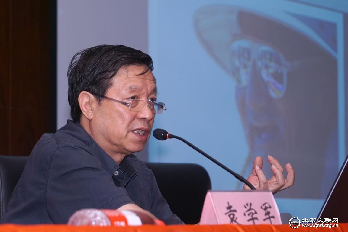 1袁学军老师在畅谈纪实摄影的社会价值 张树森 摄