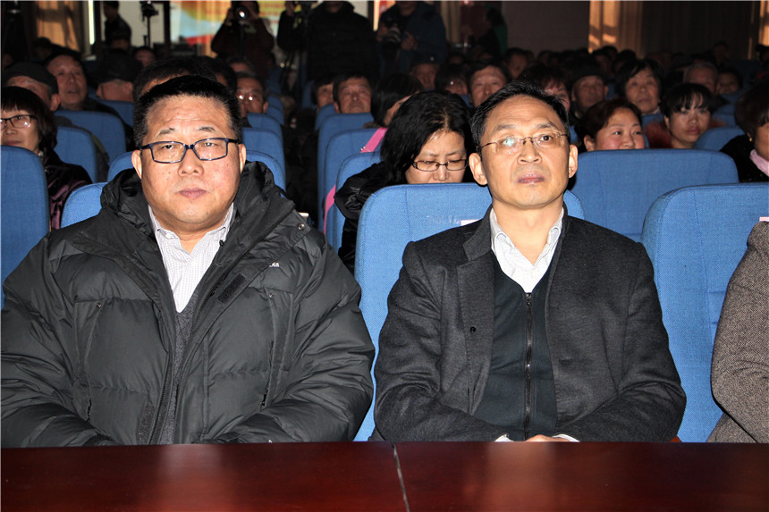 北京市文联党组书记、常务副主席、秘书长沈强(左)、北京市文联副巡视员、副秘书长苏社钦(右) 北京市文联党组书记、常务副主席、秘书长沈强(左)、北京市文联副巡视员、副秘书长苏社钦(右)