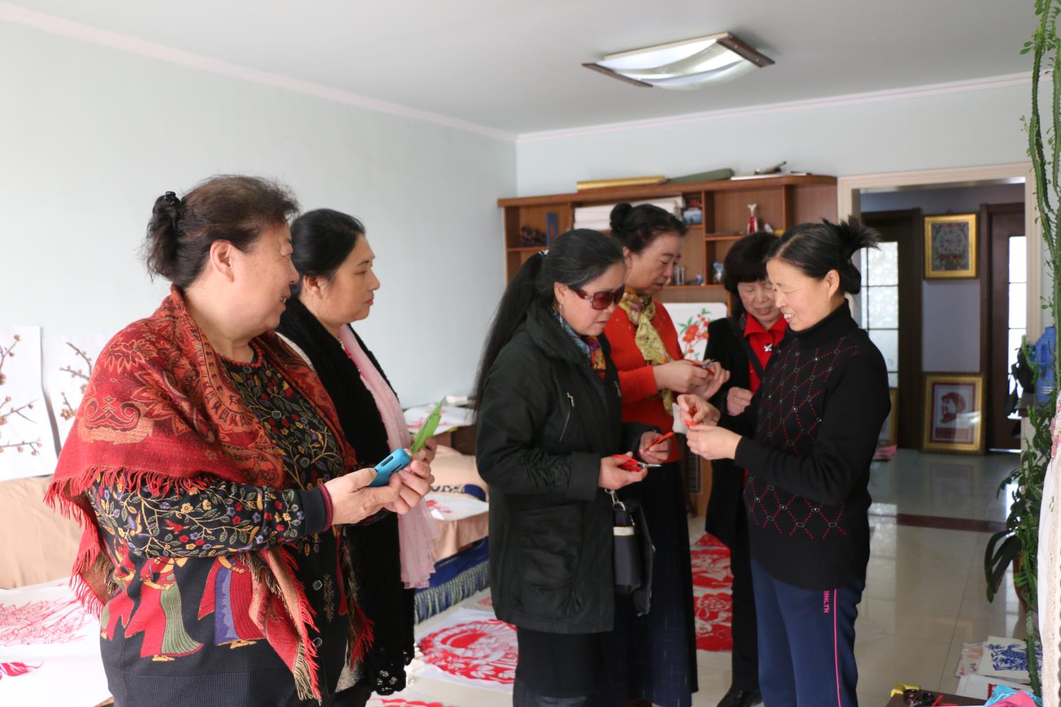 郭秀芹向会员们介绍手工艺制作