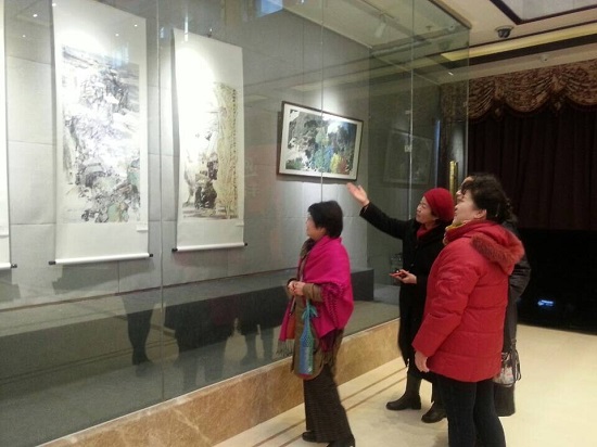 美术爱好者参观新年展 美术爱好者参观新年展