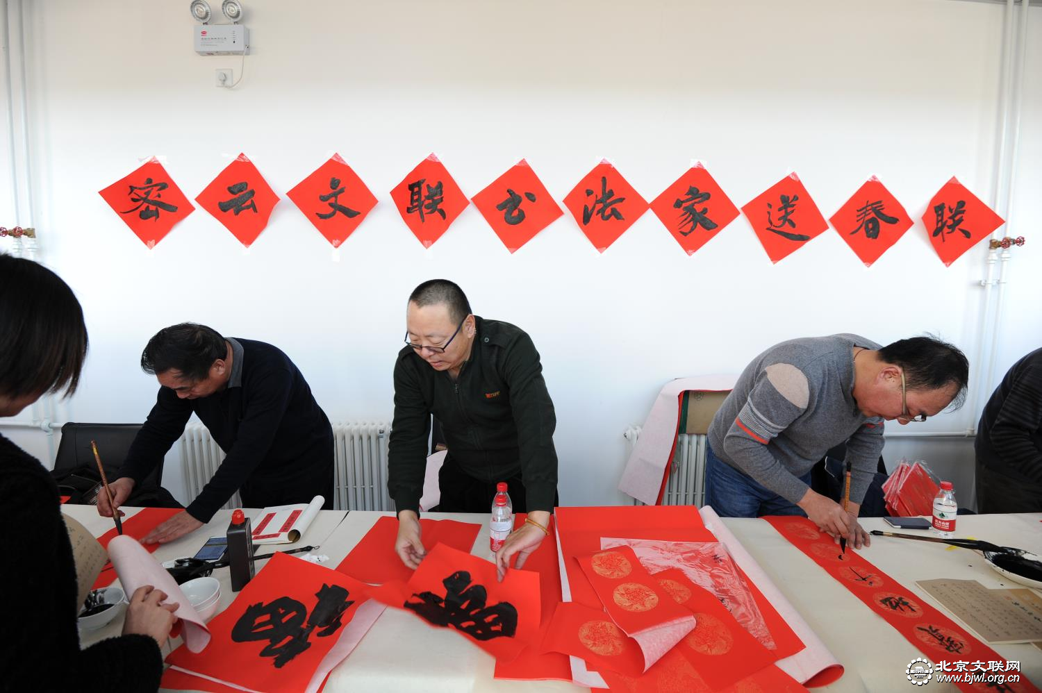 书法家现场为村民写春联。5