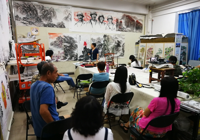 4-中国美术家协会肖立春老师进行现场评审(姚宝良摄) 4-中国美术家协会肖立春老师进行现场评审(姚宝良摄)