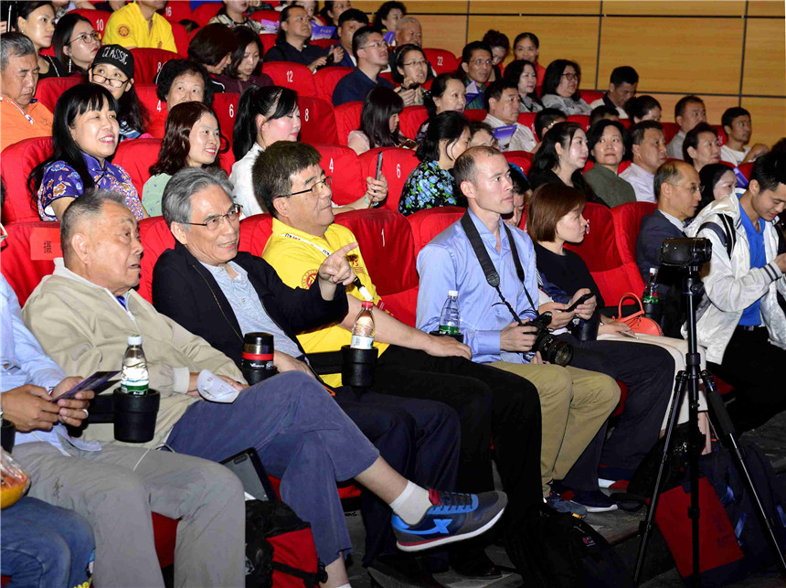 参加晚会的年龄层次跨越几代人，对母校的感情却深深共鸣