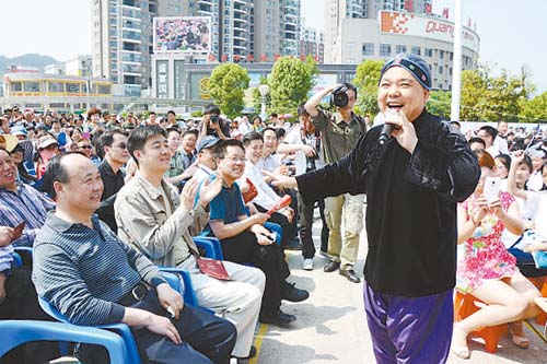 02 模仿秀梁子的表演总是让观众笑得前仰后合 02 模仿秀梁子的表演总是让观众笑得前仰后合