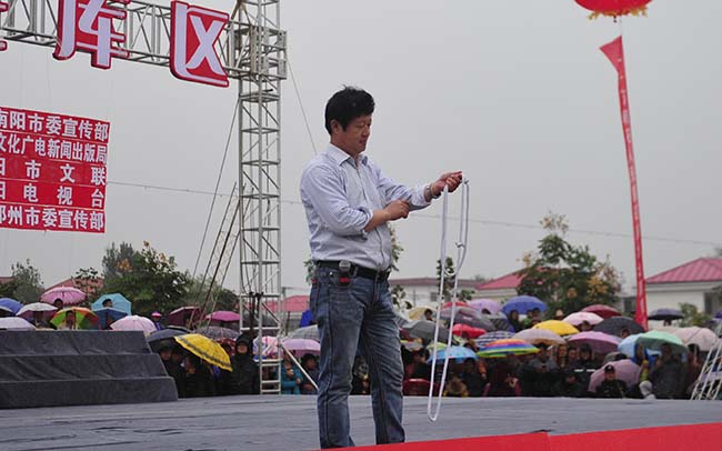 李学义表演魔术 李学义表演魔术