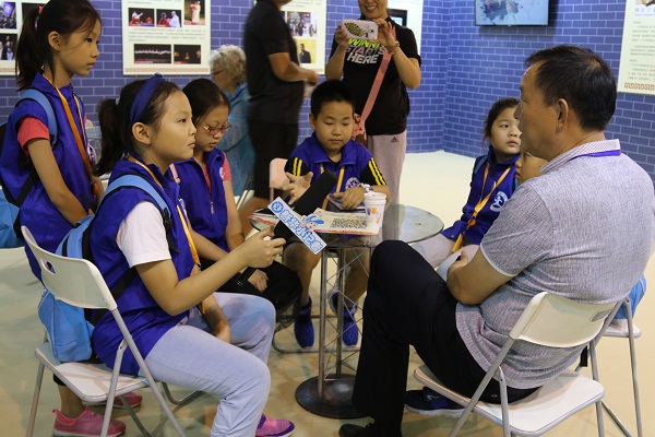 01 图为新华小记者体验采访北京市文联文艺指导和维权部主任白洪远